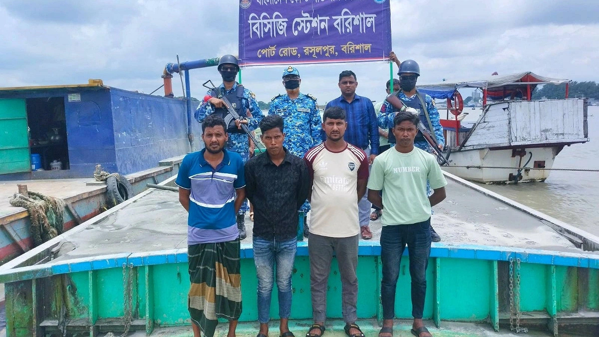 অবৈধভাবে বালু উত্তোলনের দায়ে আটক ৪, জরিমানা