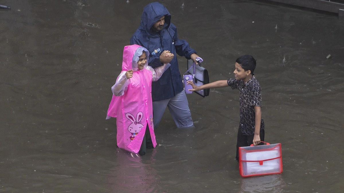 চরম ভোগান্তিতে পড়ে অভিভাবকের সঙ্গে স্কুলগামী শিক্ষার্থীরা। ছবিটি মোহাম্মদপুর এলাকা থেকে তোলা—সাজ্জাদ হোসেন