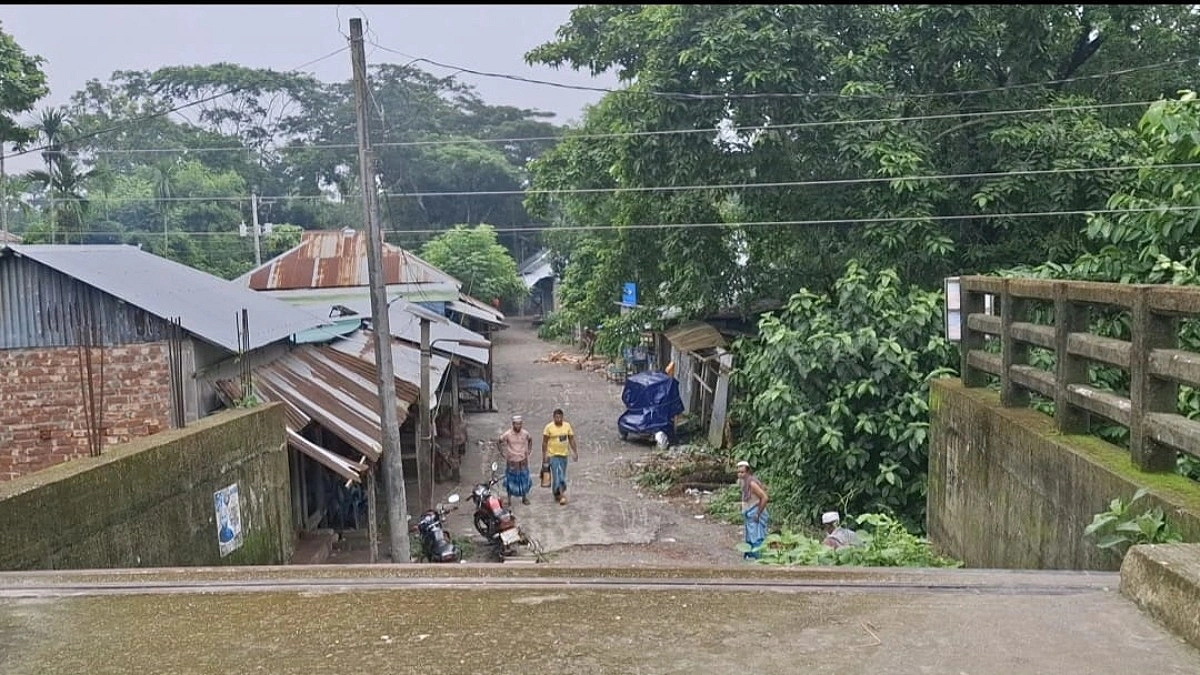 নকশার ত্রুটিতে ৬ বছর ধরে অচল সেতু, দুর্ভোগে ১১ গ্রামের মানুষ