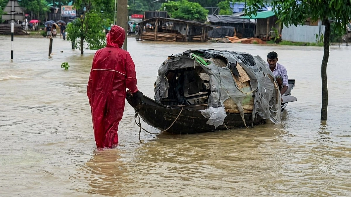 মহাসড়কে গাড়ির বদলে চলছে নৌকা