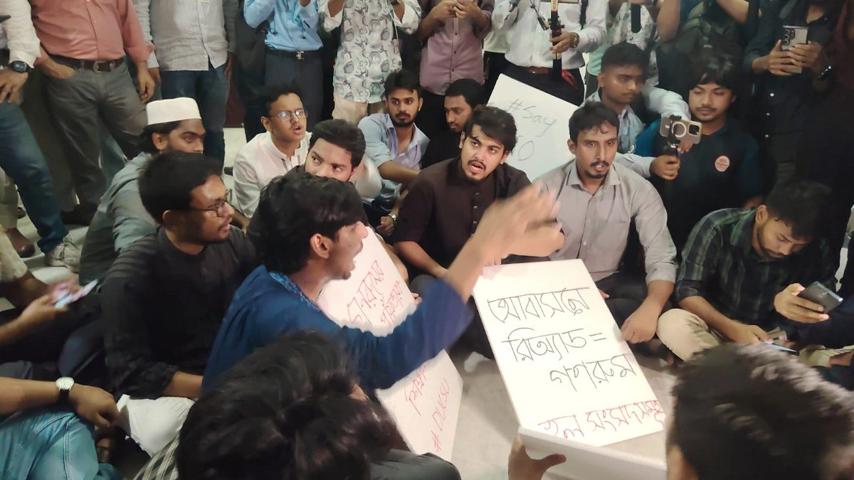 সিট বণ্টন নীতিমালার দাবিতে ‘সিন্ডিকেট ঘেরাও’ ডাকসু নেতাদের