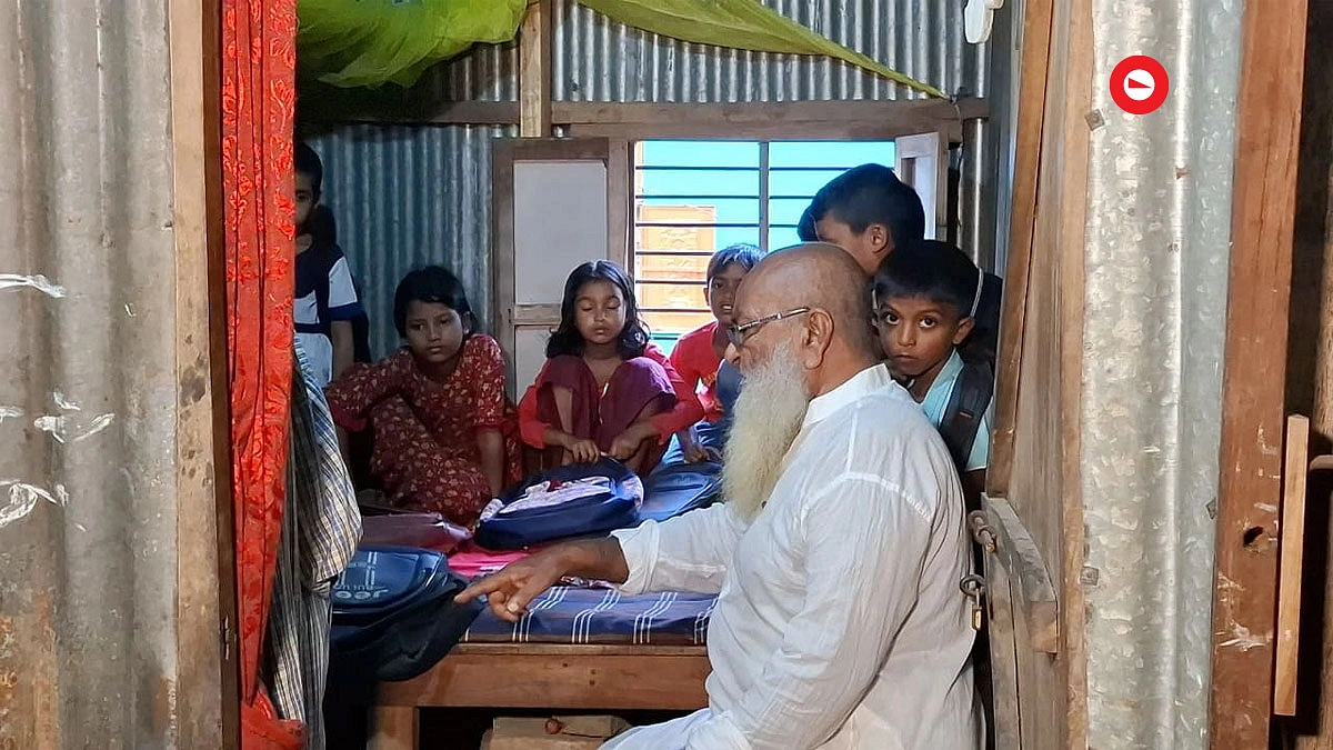 এভাবেই রোজ পড়াচ্ছেন শিশুদের- আগামীর সময়