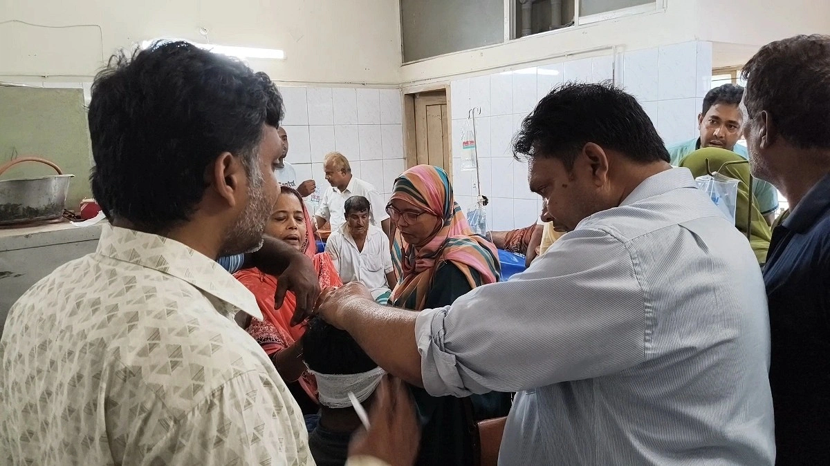গাংনীতে গরুবোঝাই ট্রলি উল্টে চালক নিহত, আহত ১০