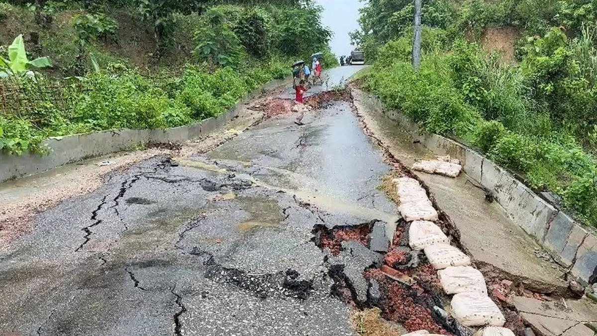 সড়ক ধসে বিচ্ছিন্ন বাঘাইছড়ি