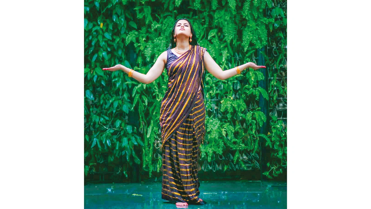 বৃষ্টিভেজা চুলের খেয়াল