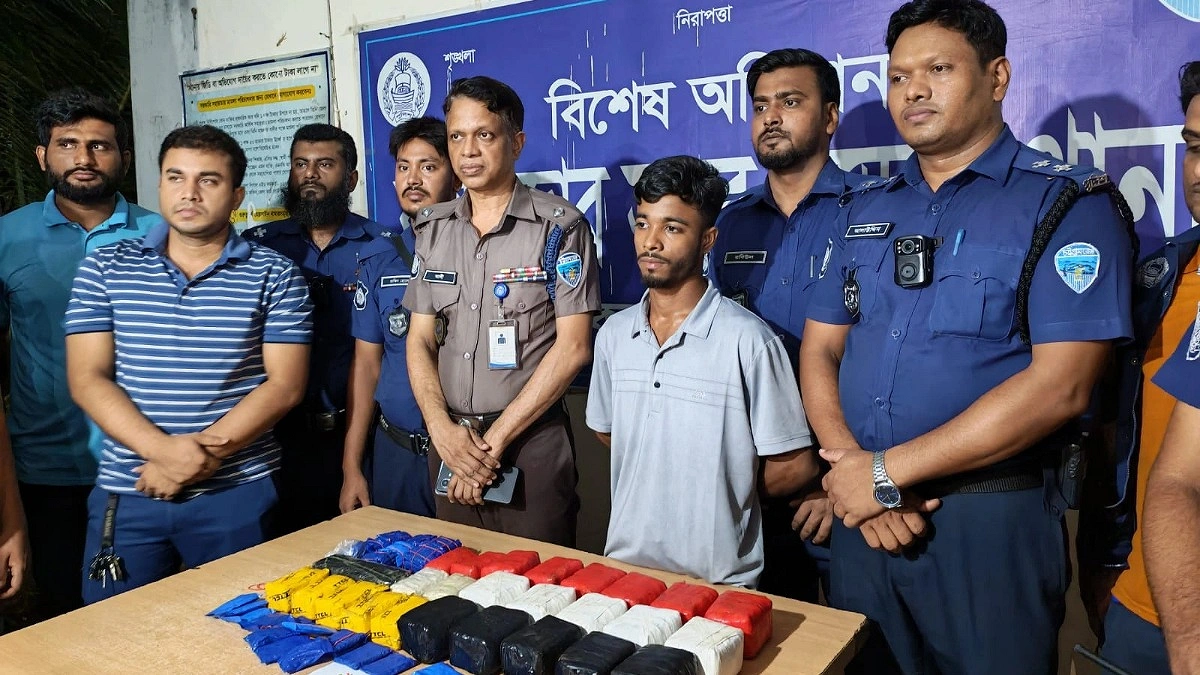 ঢাকাগামী স্লিপার বাসে ৯২ হাজার ইয়াবা