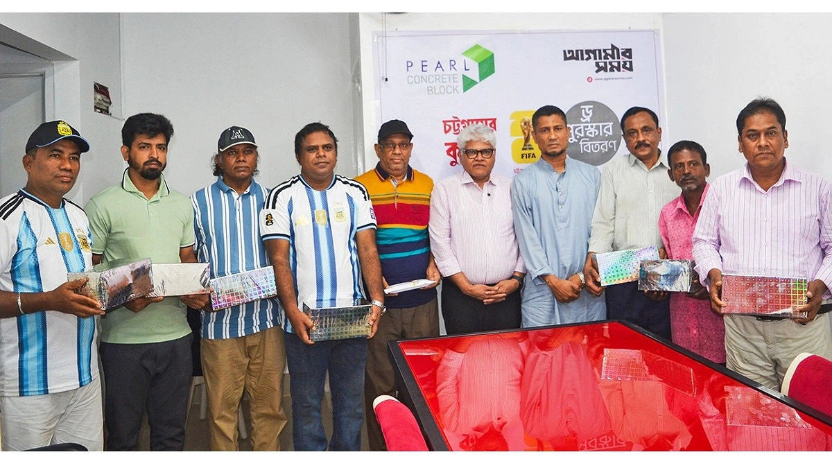 বিজয়ীদের পুরস্কার তুলে দিলেন সাবেক জাতীয় ফুটবলার আসাদ