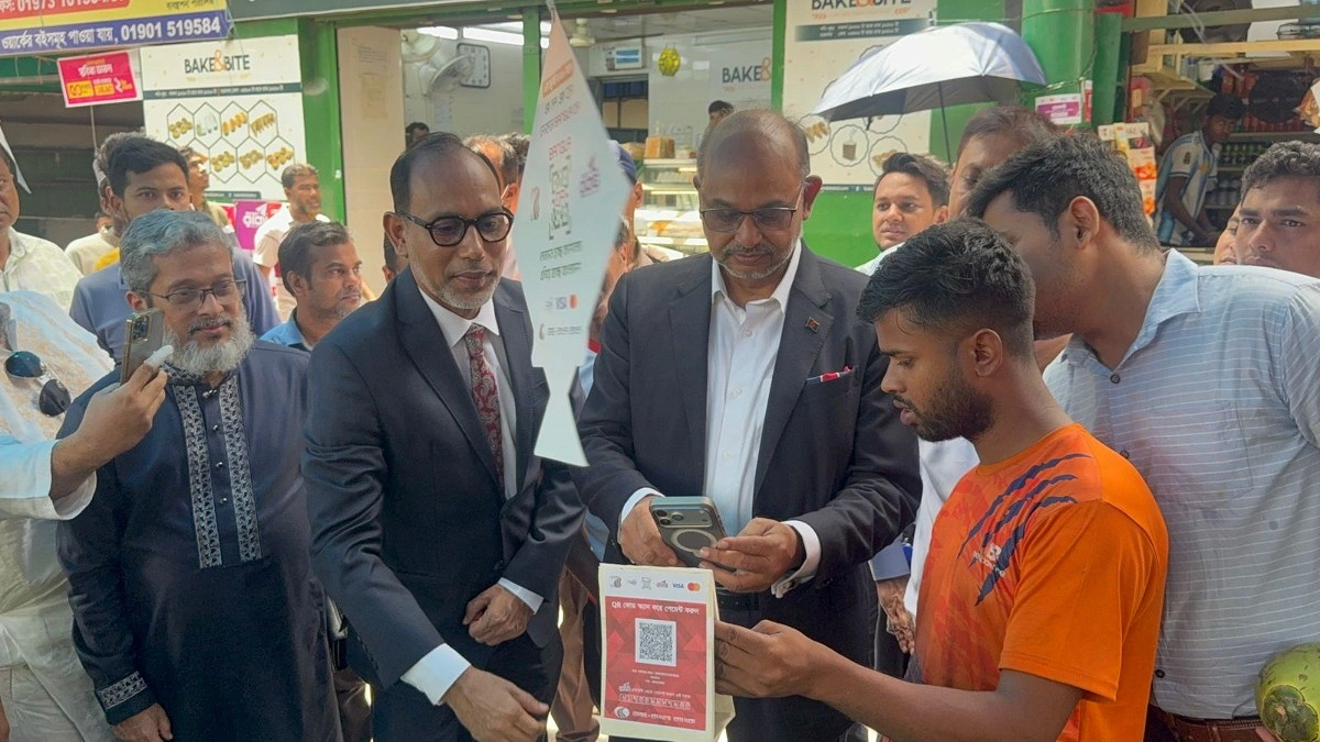 বাংলা কিউআর ব্যবহারে সচেতনতা বাড়াতে ডিবিবিএল অ্যাপে কেনাকাটা করলেন প্রধানমন্ত্রীর উপদেষ্টা
