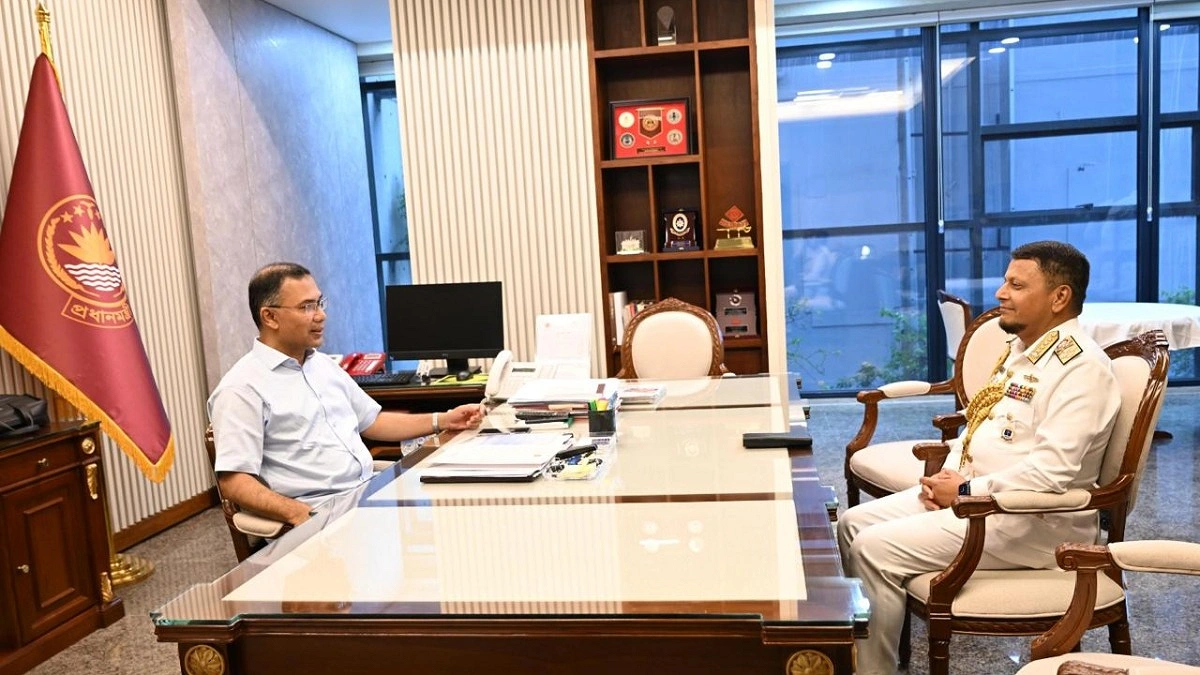 প্রধানমন্ত্রীর সঙ্গে বিদায়ী নৌবাহিনীপ্রধানের সাক্ষাৎ