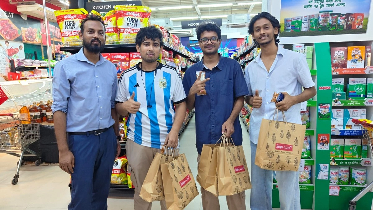 স্বপ্ন'র লোগো নিয়ে ব্যতিক্রমী ফটোগ্রাফি, সম্মাননা পেলেন কুয়েট শিক্ষার্থী