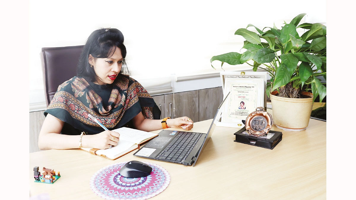 গোছানো অফিস ডেস্ক