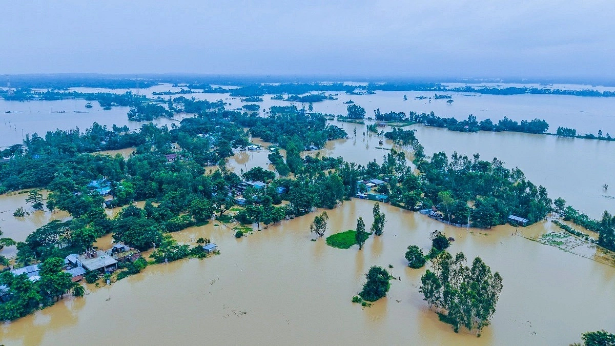 তরুণদের হাত ধরে বানের জল ঠেলে ঘুরে দাঁড়ানোর লড়াই