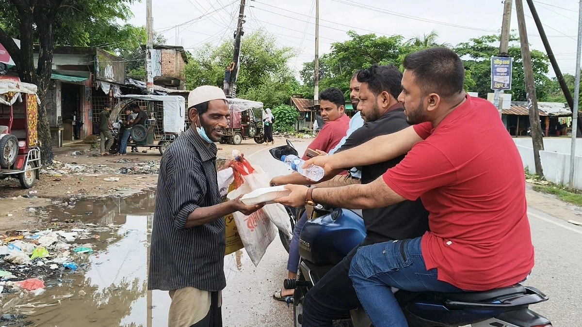 পথবাসী ও মানসিক ভারসাম্যহীনদের মুখে একবেলা খাবার