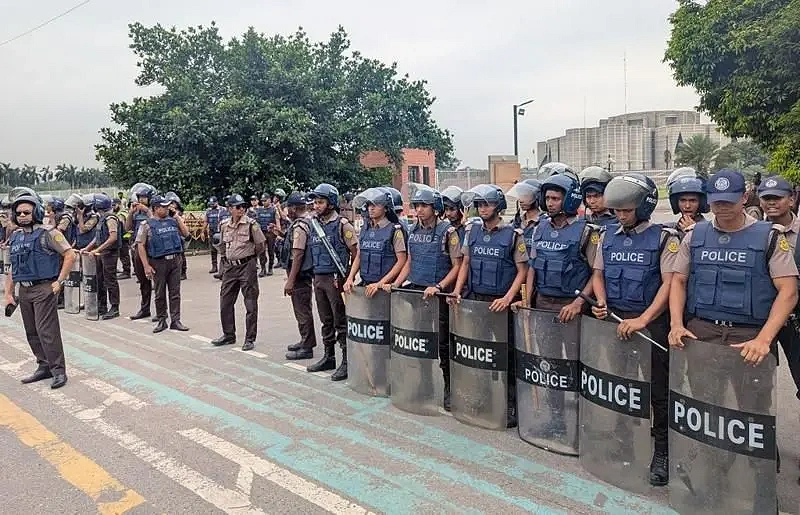 হামলার আশঙ্কায় গত এপ্রিলে বাংলাদেশের জাতীয় সংসদ ভবনসহ গুরুত্বপূর্ণ স্থাপনায় নিরাপত্তা জোরদার করা হয়
