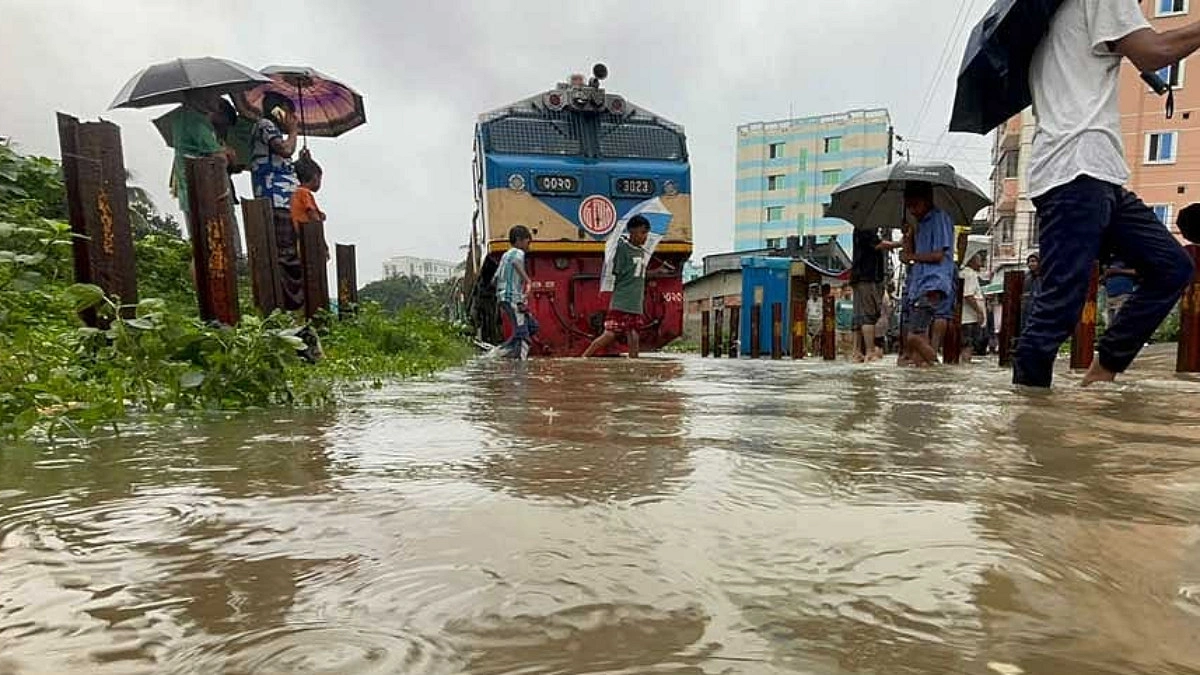 পর্যটক এক্সপ্রেস : ১১ ঘণ্টা অপেক্ষার পর মধ্যরাতে যাত্রা বাতিল, বিপাকে যাত্রীরা