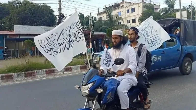 সম্প্রতি দেশের বিভিন্ন জায়গায় কালেমাখচিত পতাকা মিছিল দেখা গেছে
