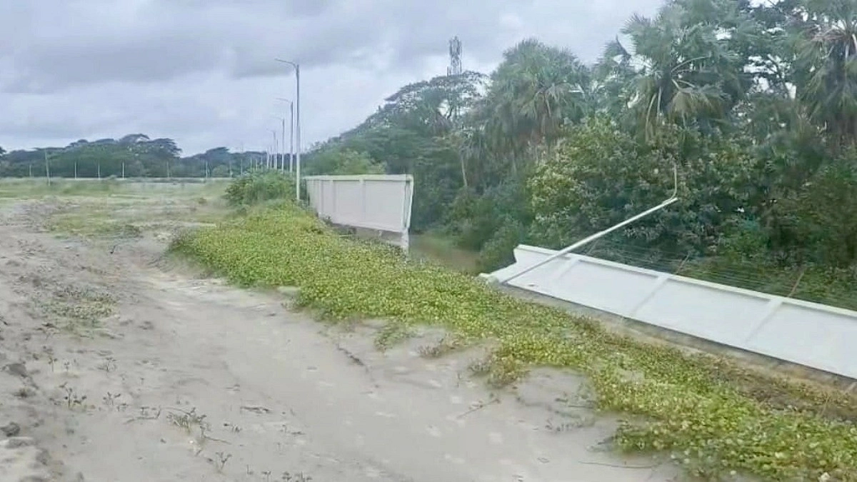 টানা বৃষ্টিতে পায়রাবন্দর এলাকার সীমানা প্রাচীরে ফের ধস