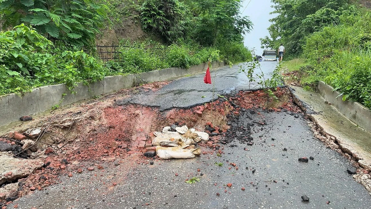 সড়ক ধসে পাঁচ দিন ধরে বিচ্ছিন্ন বাঘাইছড়ি, চরম দুর্ভোগে মানুষ