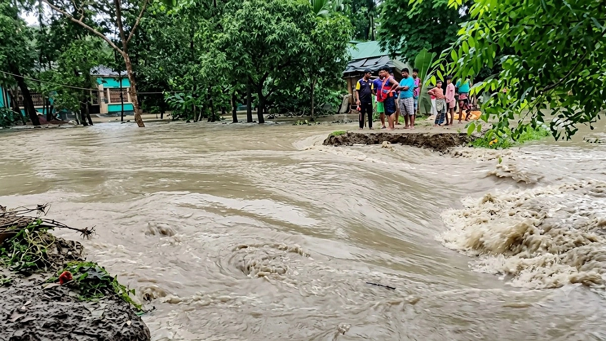 মাতামুহুরীর পানি বেড়েছে আরও, ৬ স্থানে বেড়িবাঁধে ভাঙন
