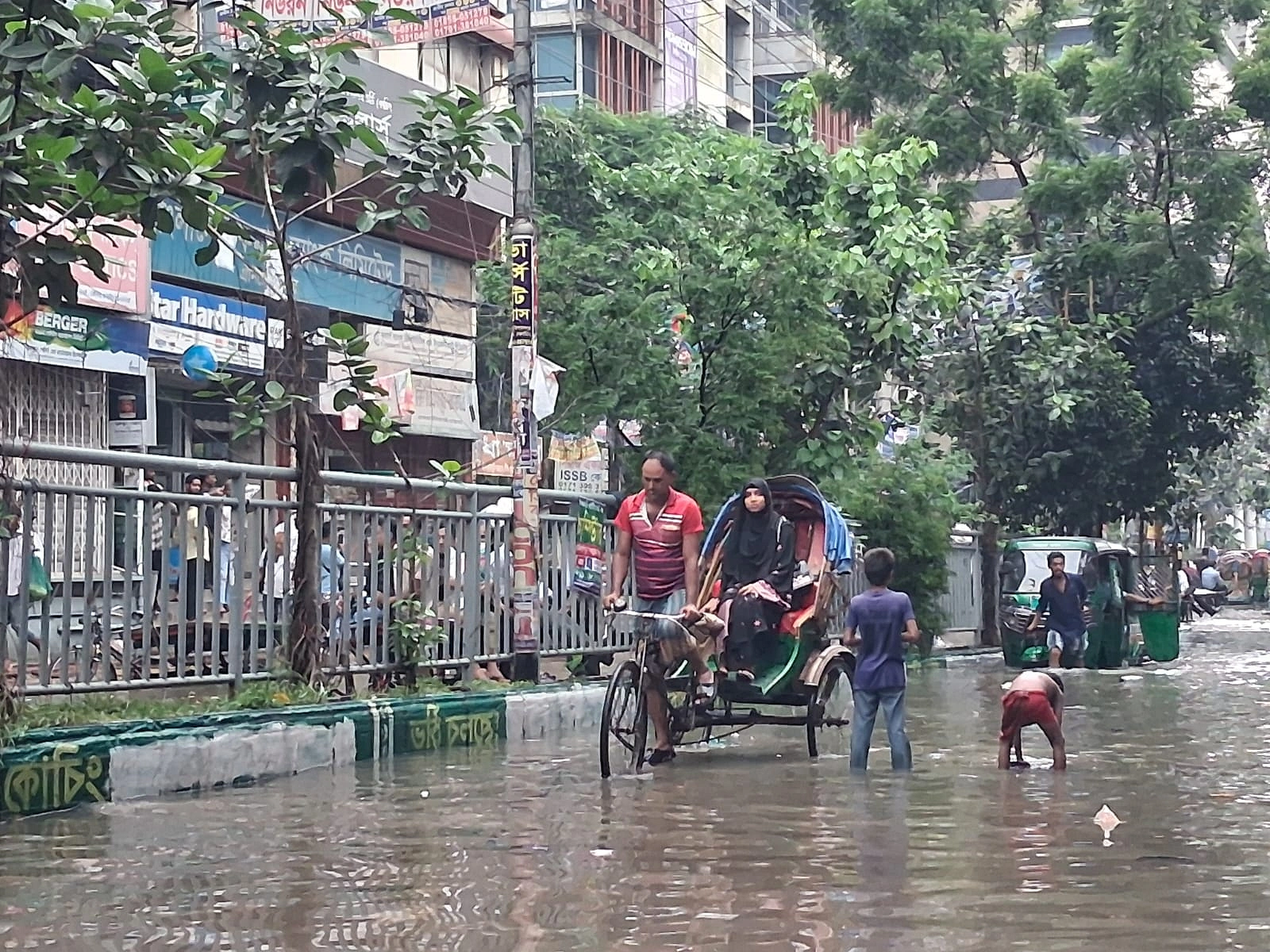 পানিতে ডুবে আছে গ্রিন রোড। ছবি-আগামীর সময়