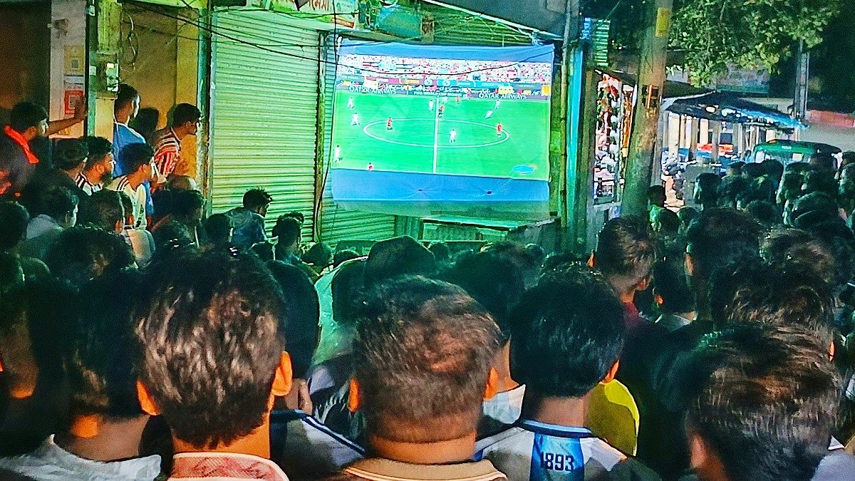 বৃষ্টিভেজা রাতে বড় পর্দায় বিশ্বকাপ ফাইনাল