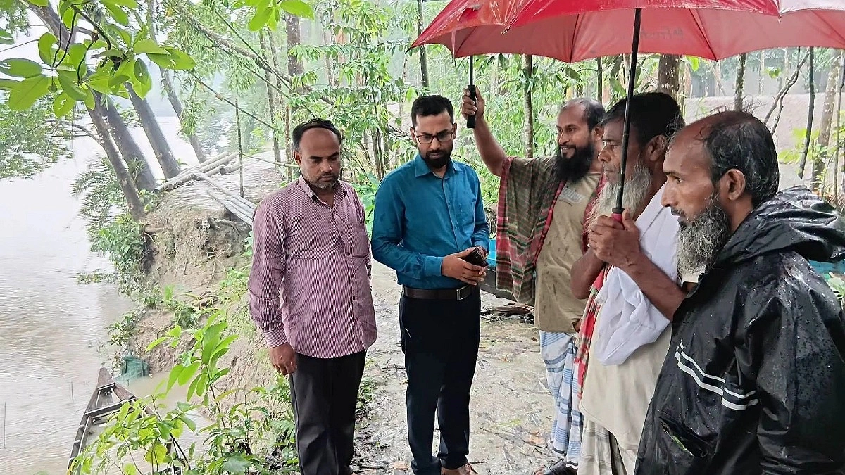 বিষখালী নদীর বেড়িবাঁধ ভেঙে পানিবন্দি শতাধিক পরিবার