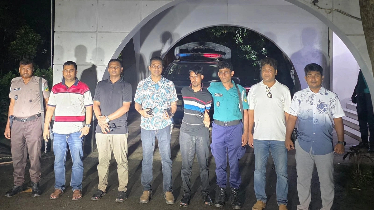 পালিয়ে যাওয়ার ১০ ঘণ্টা পর ৩২ মামলার আসামি গ্রেপ্তার