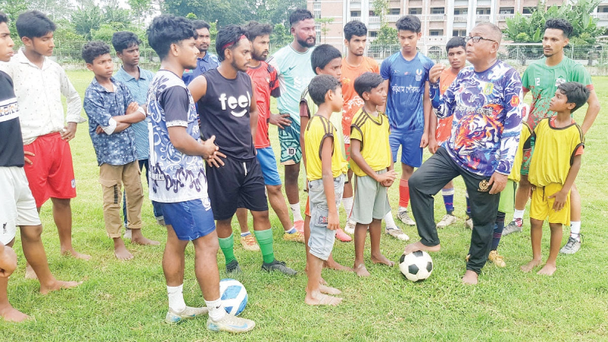 ফুটবলের নিবেদিতপ্রাণ শিক্ষক লাইজু