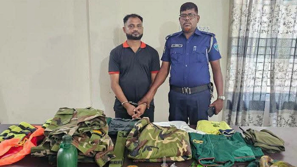নোয়াখালীতে ঘর থেকে উদ্ধার মরদেহ, পাশে সেনাবাহিনীর পোশাক