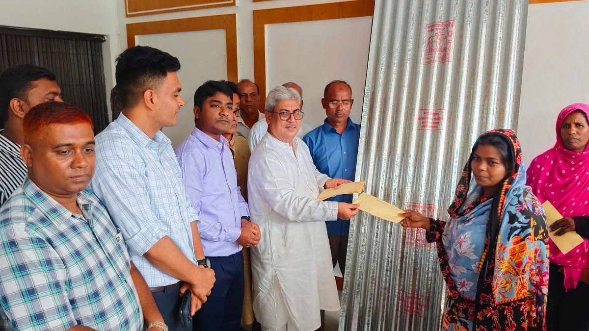 দুই বান্ডিল টিনে ঘুচল বৃষ্টির ভয়