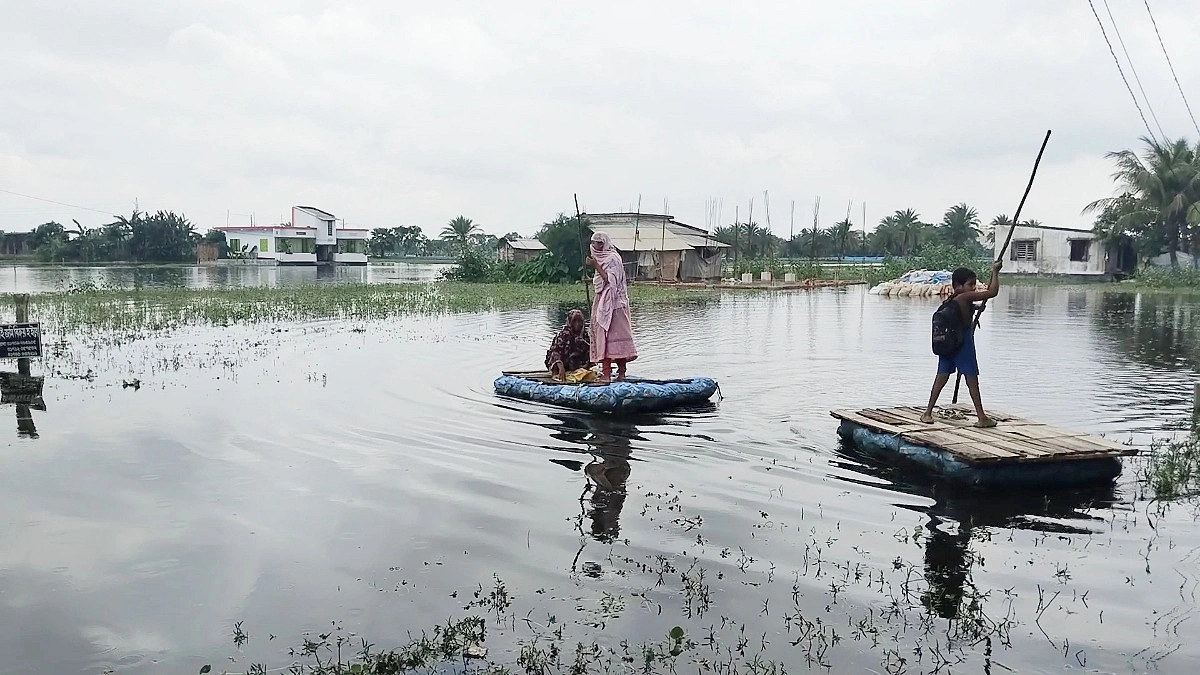 জলাবদ্ধ এলাকায় ভেলাই ভরসা