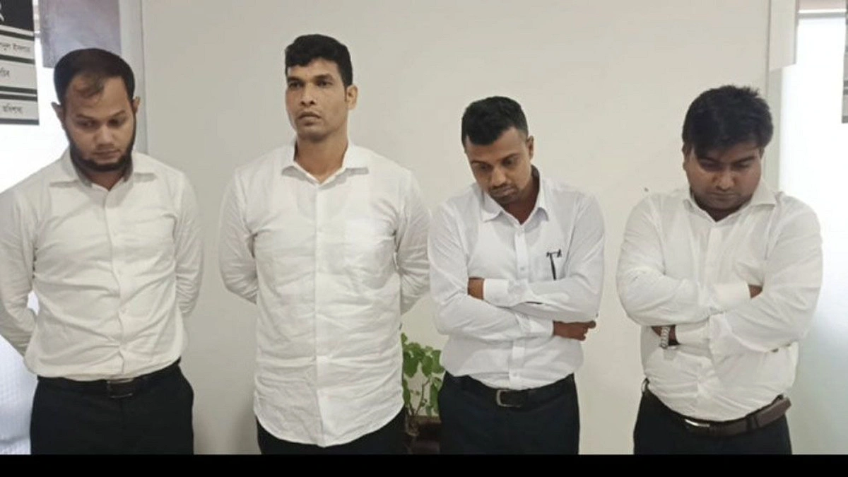 প্রক্সি দিয়ে চাকরি! মন্ত্রণালয়ে যোগ দিতে এসে ধরা