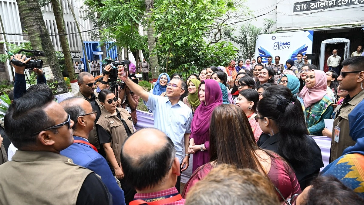 সামনের সিটে পাশে বসিয়ে জুবাইদা রহমানকে মেডিকেলে নিয়ে আসতাম
