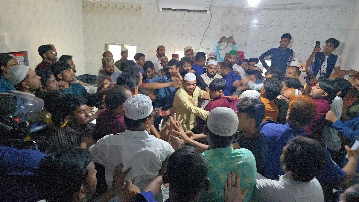 জামায়াত এমপির ইমামতি নিয়ে মসজিদের মধ্যে হাতাহাতি