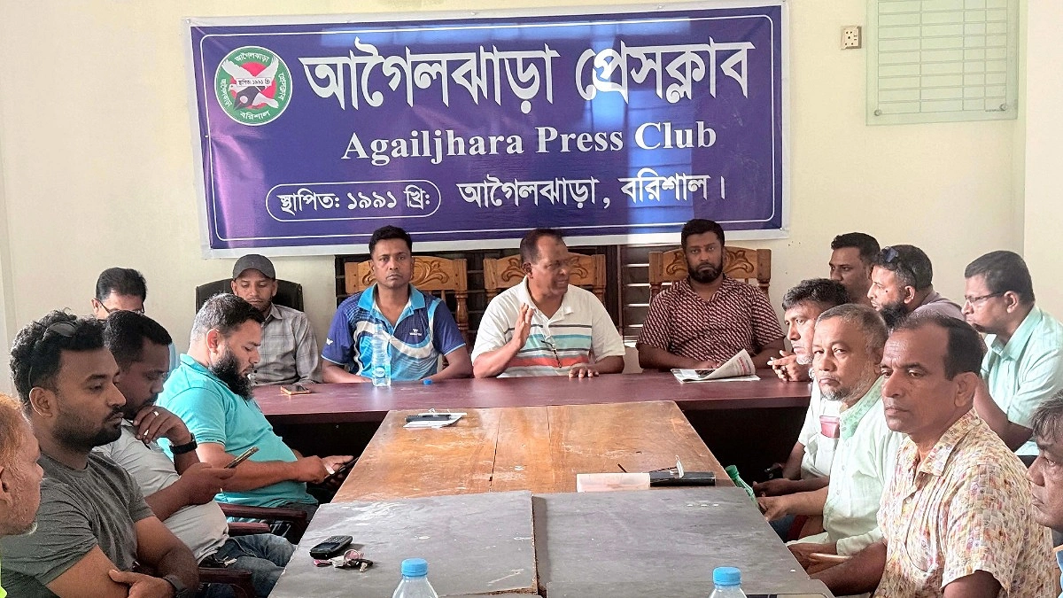 থানায় হামলা মামলায় দুই সাংবাদিককে আসামি করায় প্রতিবাদ