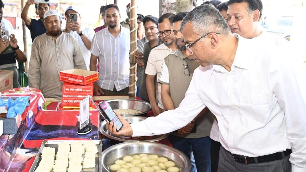 ‘কিউআর’ সচেতনতায় সাধারণ মানুষের দোরগোড়ায় গভর্নর