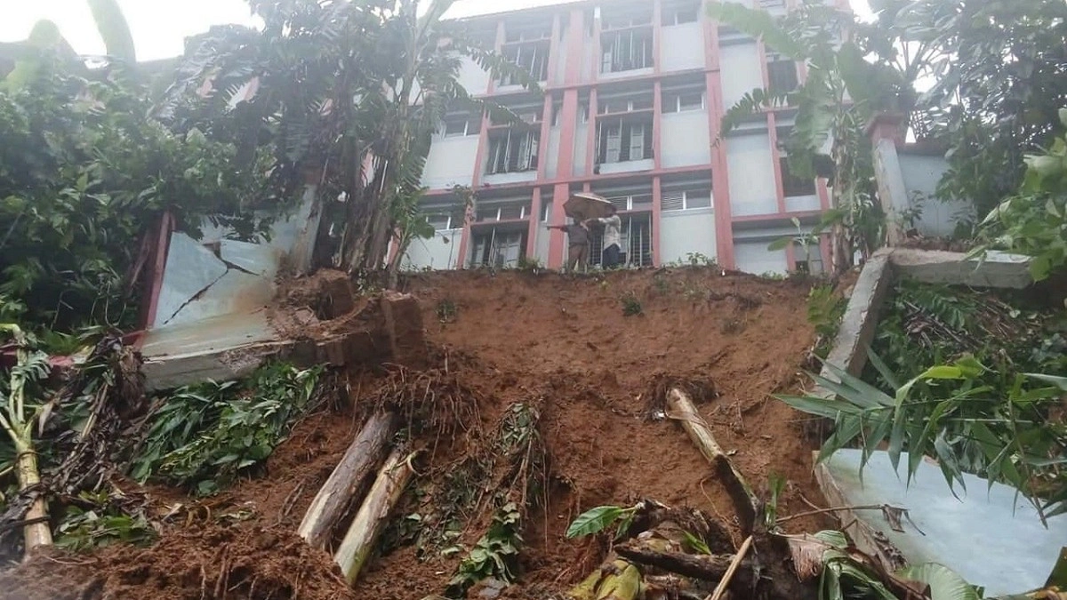 টানা বৃষ্টিতে ধসে পড়ার শঙ্কায় চাম্বি কলেজ ভবন