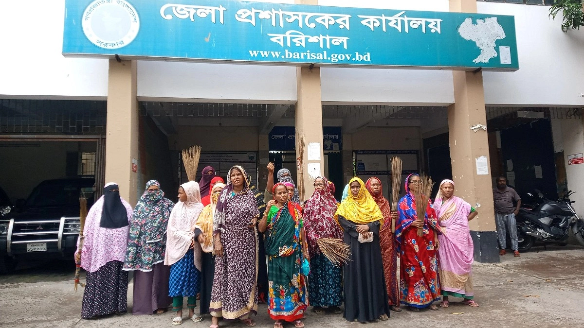 সহায়তা বন্ধ রাখায় ডিসির বিরুদ্ধে ছিন্নমূল নারীদের বিক্ষোভ