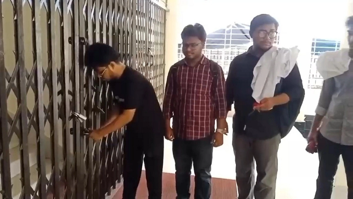 বরিশালে স্বাস্থ্য পরিচালকের অপসারণ চেয়ে মূল ফটকে তালা