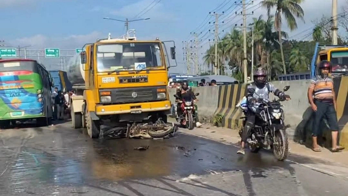 মিনিবাসের ধাক্কায় প্রাণ গেল দুই মোটরসাইকেল আরোহীর