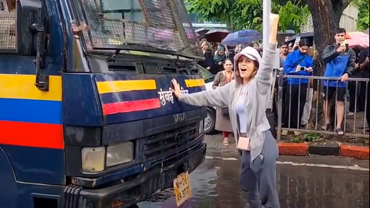 পুলিশের গাড়ি আটকে দাঁড়ান রিয়া- ভিডিও থেকে