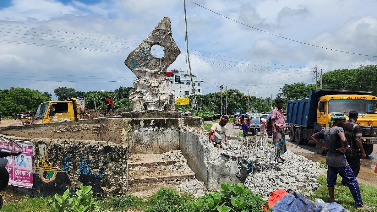 ভাঙা হচ্ছে বীরশ্রেষ্ঠ হামিদুরের ভাস্কর্য, জানে না প্রশাসনের কেউই!