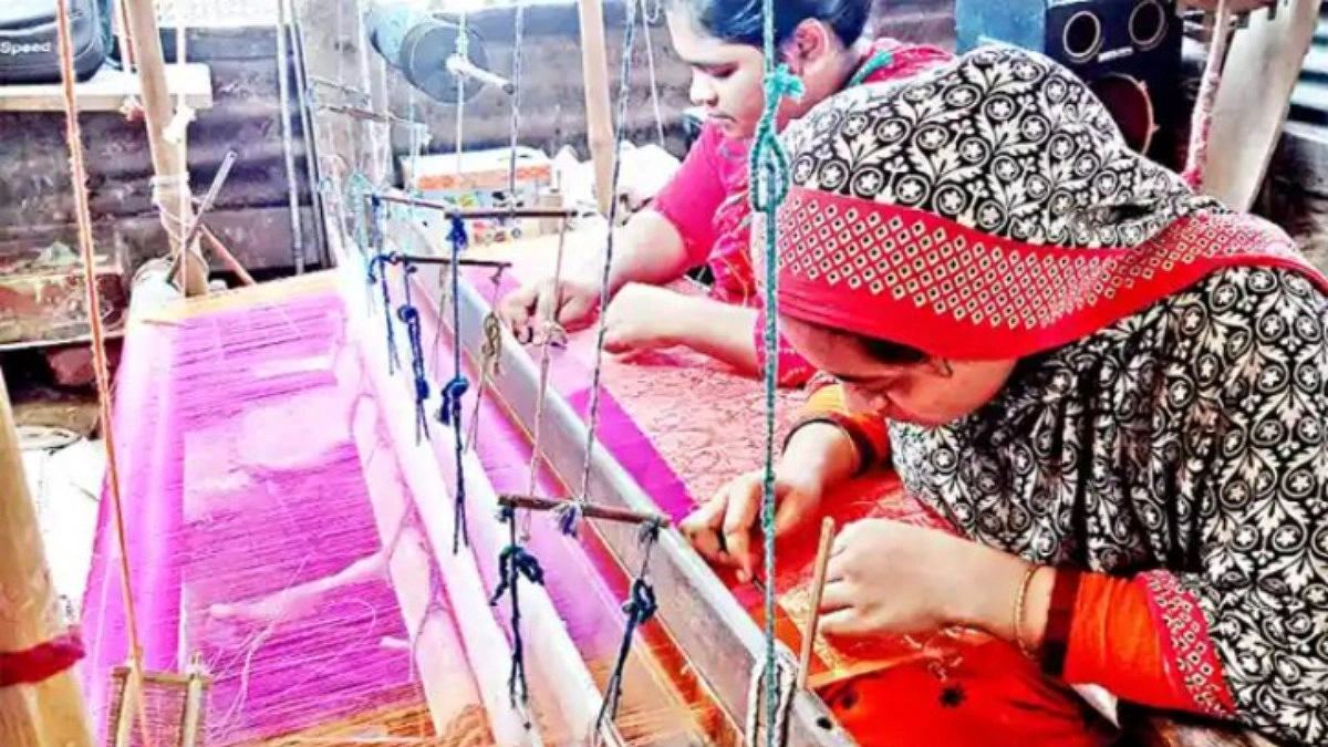 শোরুমে লাখ টাকার জামদানি, তাঁতির ঘরে অভাব