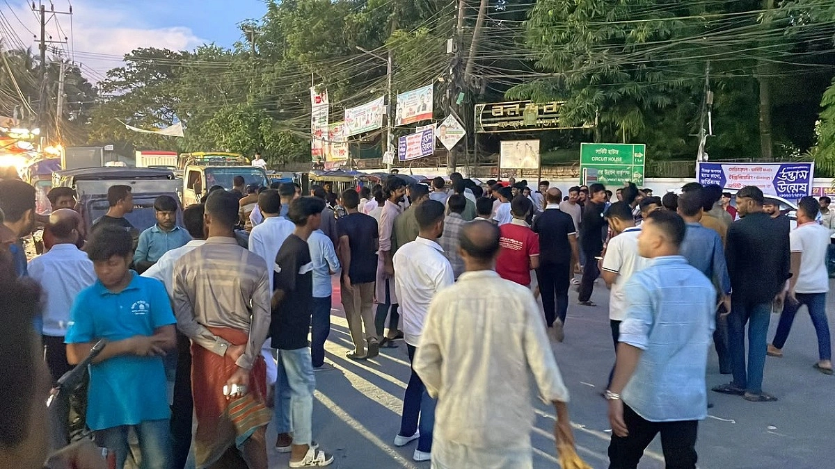 কক্সবাজারে সাড়ে পাঁচ ঘণ্টা সড়ক অবরোধ শিক্ষার্থীদের