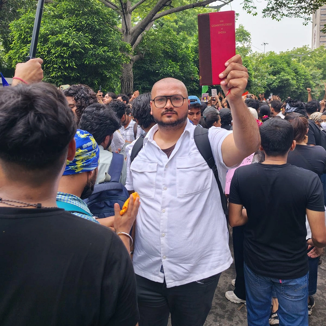 দিল্লির যন্তর মন্তরে ককরোচ আন্দোলনে ভারতের সংবিধান হাতে লেখক
