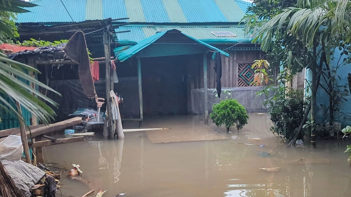 নামছে পানি, কাটছে না দুর্ভোগ