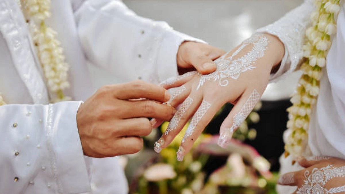 পারস্পরিক সম্মানেই টিকে দাম্পত্যের বন্ধন