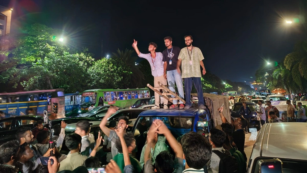 সংসদ ভবনের সামনে আন্দোলনকারীদের সড়ক অবরোধ, বাস ভাঙচুর