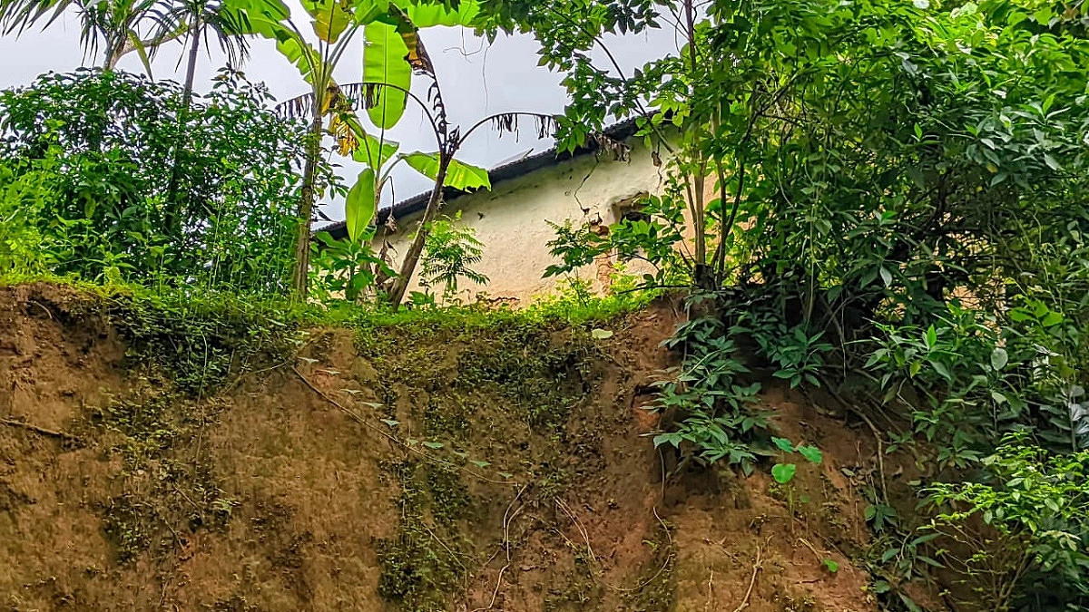 বর্ষা এলেই নির্ঘুম রাত, টিলা ধসের আতঙ্কে হাজারো মানুষ