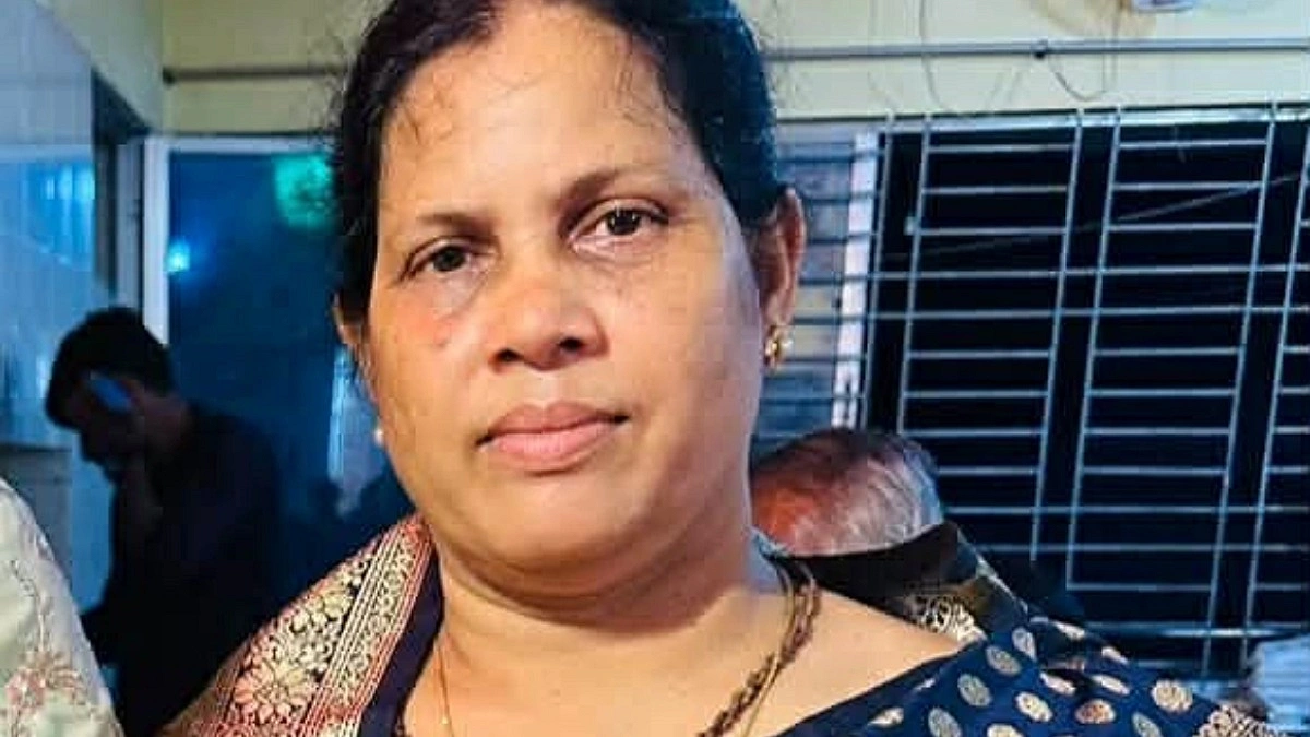 বিদুৎস্পৃষ্টে নারীর মৃত্যু, মেয়ে আহত